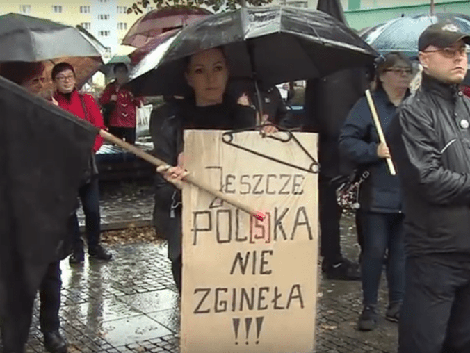Czarny Protest w Pile. Manifestowali też przeciwnicy - grafika