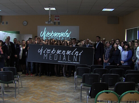 Klasa medialna z umową o współpracy - grafika