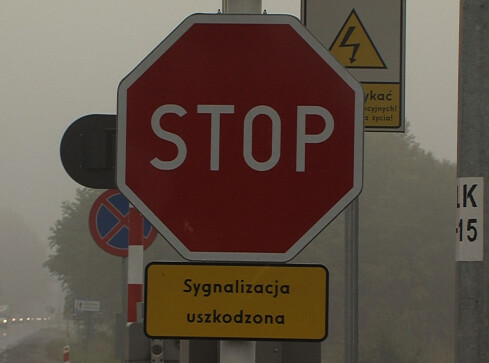 Uszkodzona rogatka na przejeździe w Pile - grafika