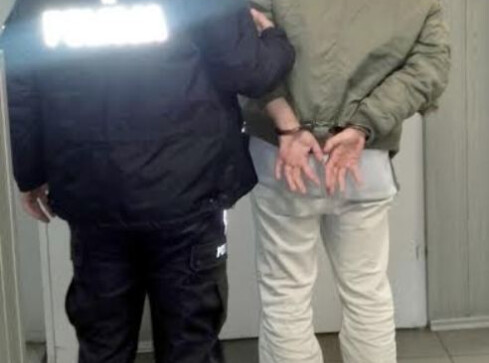 Nagi 19-latek skakał po dachu samochodu - grafika