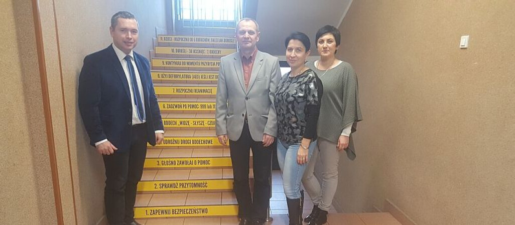 Szkolne schody uczą, jak ratować życie