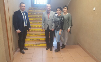 Szkolne schody uczą, jak ratować życie
