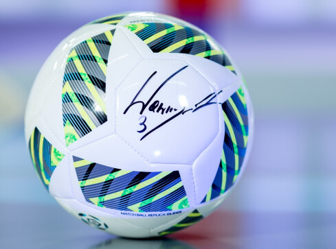 Licytuj piłki z autografem Jakuba Wawrzyniaka! - grafika