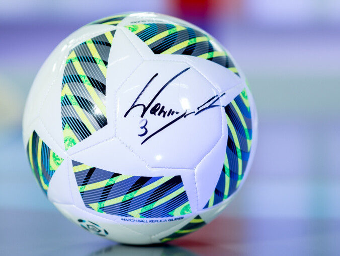 Licytuj piłki z autografem Jakuba Wawrzyniaka! - grafika