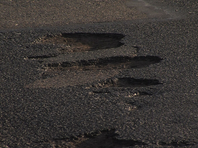 Dziurawa droga do Trzcianki - grafika