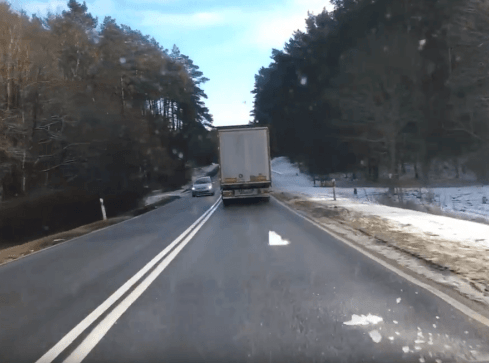 Lód spadający z ciężarówki - to standard? - grafika