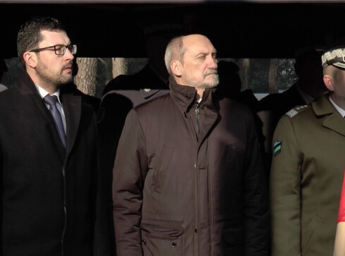 Szef MON na rocznicy katastrofy w Mirosławcu - grafika