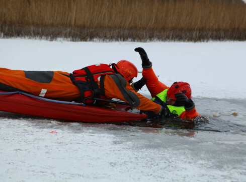 Strażacy pod lodem na Zalewie Koszyckim - grafika