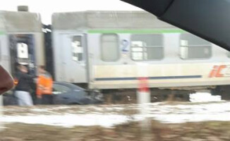 W Szydłowie samochód wjechał pod pociąg