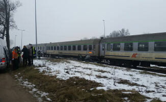 W Szydłowie samochód wjechał pod pociąg