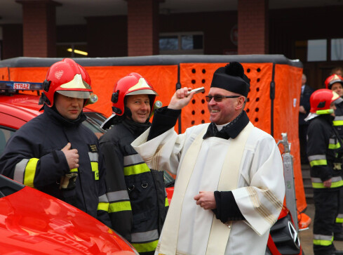 Pilscy strażacy dostali nowe wozy i łódź - grafika