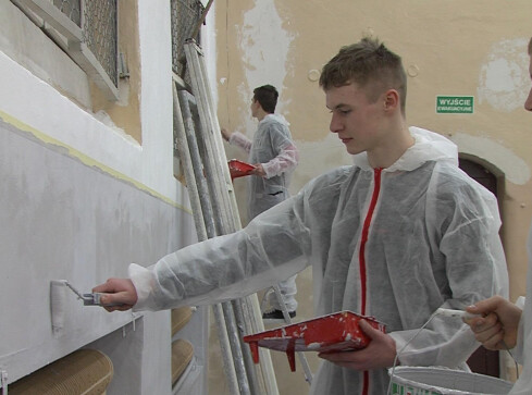 Zawodnicy Korony Wałcz... remontują halę - grafika