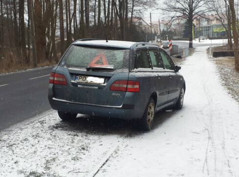 Porzucony samochód na drodze w Pile - grafika