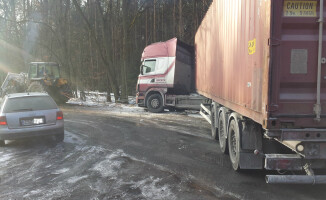 TIR wpadł do rowu przed Zalewem Koszyckim