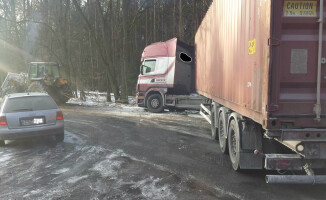 TIR wpadł do rowu przed Zalewem Koszyckim