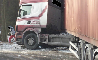 TIR wpadł do rowu przed Zalewem Koszyckim