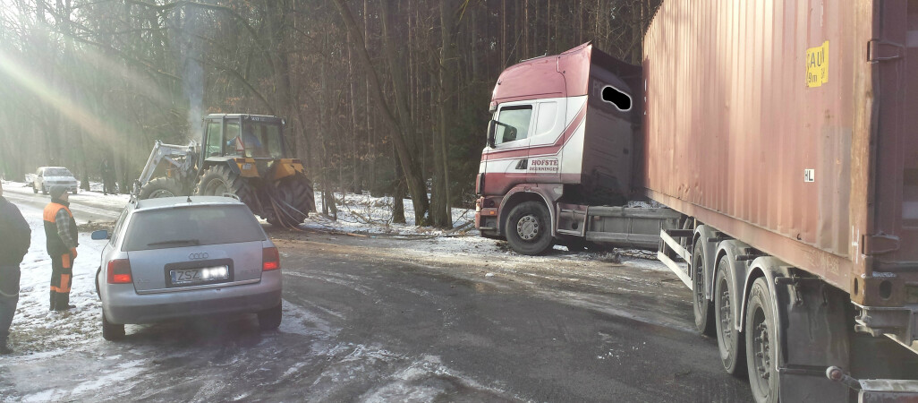 TIR wpadł do rowu przed Zalewem Koszyckim
