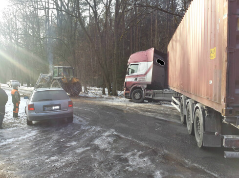 TIR wpadł do rowu przed Zalewem Koszyckim - grafika