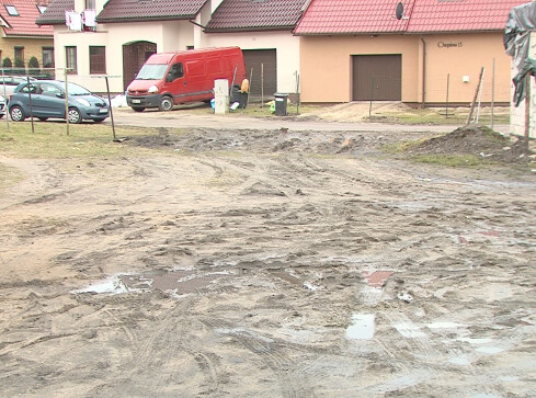 Mieszkańcy przy Chopina walczą z błotem i ciemnością - grafika