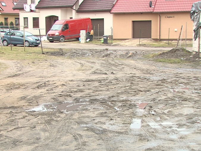 Mieszkańcy przy Chopina walczą z błotem i ciemnością - grafika