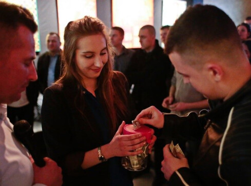 Policjanci zbierali na rzecz Marty chorej na raka - grafika