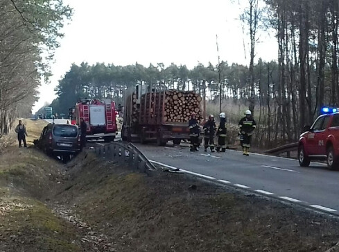 Wypadek za Trzcianką. Zderzyły się cztery samochody - grafika