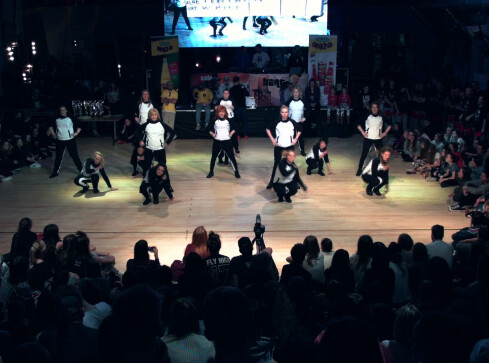 Piła roztańczona w "Rytm Ulicy" - grafika