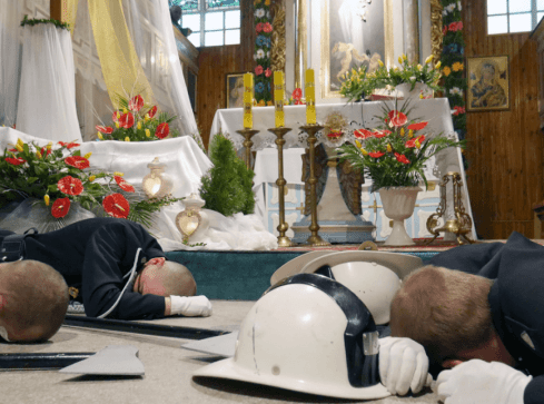 Strażacy OSP z Lotynia padli na twarz przed ołtarzem - grafika