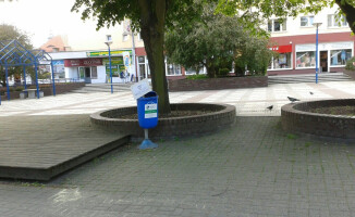 Antypisowskie hasła w śmietnikach