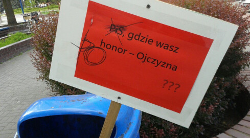 Antypisowskie hasła w śmietnikach - grafika