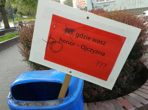 Antypisowskie hasła w śmietnikach - grafika