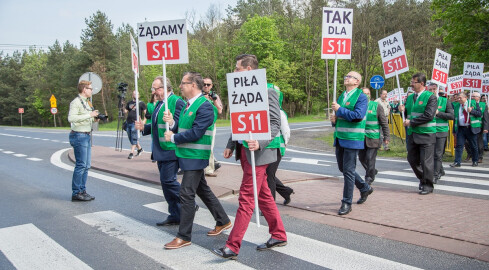 Samorządowcy blokowali krajówkę w Pile - grafika