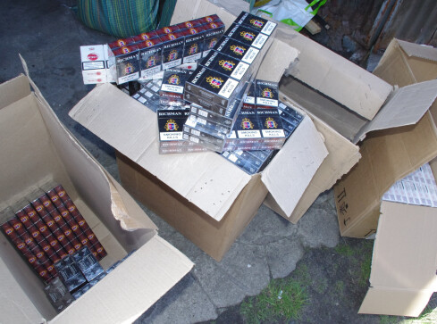 Nielegalne papierosy i tytoń w garażu - grafika