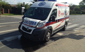 W Pile karetka zderzyła się z osobówką. Zmarł pacjent