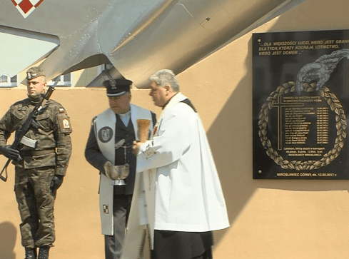 Odsłonięcie tablicy upamiętniającej lotników - grafika