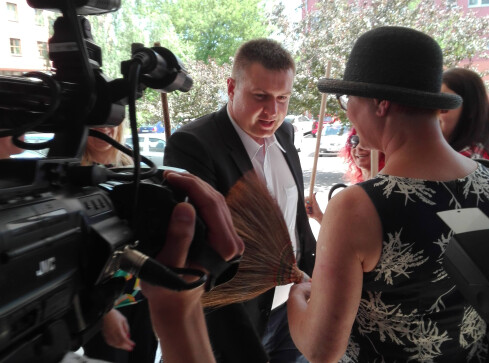 Poseł Porzucek został przywitany... miotłą - grafika