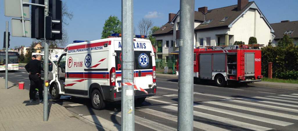 W Pile karetka zderzyła się z osobówką. Zmarł pacjent