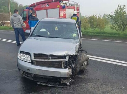 Wypadek ciężarówki i osobówki na krajowej 10 - grafika