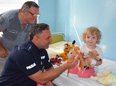 Policjanci i strażacy zanieśli zabawki chorym dzieciom - grafika