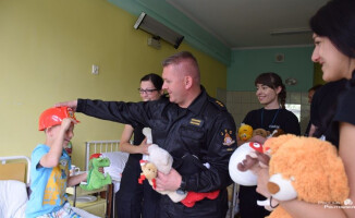 Policjanci i strażacy zanieśli zabawki chorym dzieciom