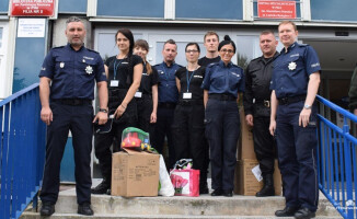 Policjanci i strażacy zanieśli zabawki chorym dzieciom