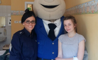 Policjanci i strażacy zanieśli zabawki chorym dzieciom