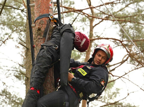 Strażacy ewakuowali paralotniarza z drzewa - grafika