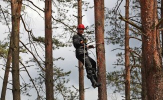Strażacy ewakuowali paralotniarza z drzewa
