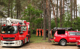 Strażacy ewakuowali paralotniarza z drzewa