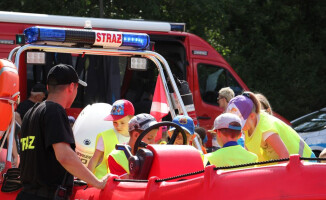 Strażacy i policjanci uczyli dzieci na Płotkach
