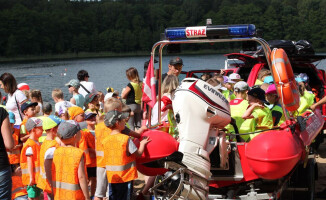 Strażacy i policjanci uczyli dzieci na Płotkach
