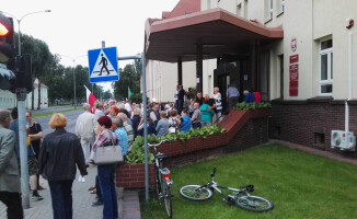 Około 300 osób protestowało przed sądem