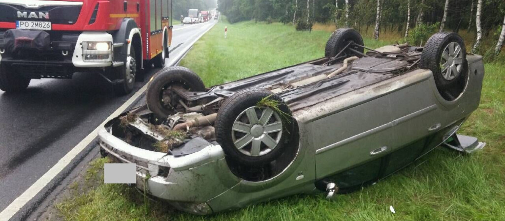 Dachowanie na drodze pomiędzy Piłą a Jeziorkami