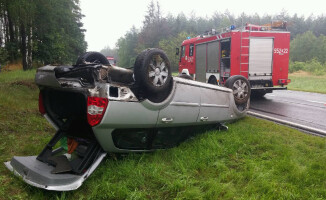 Dachowanie na drodze pomiędzy Piłą a Jeziorkami